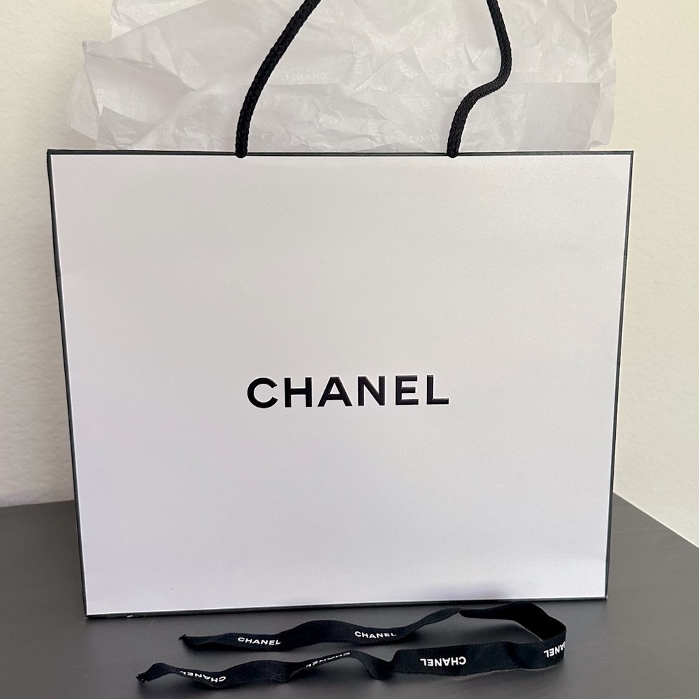 CHANEL Classic White and Black Gift Paper Bag